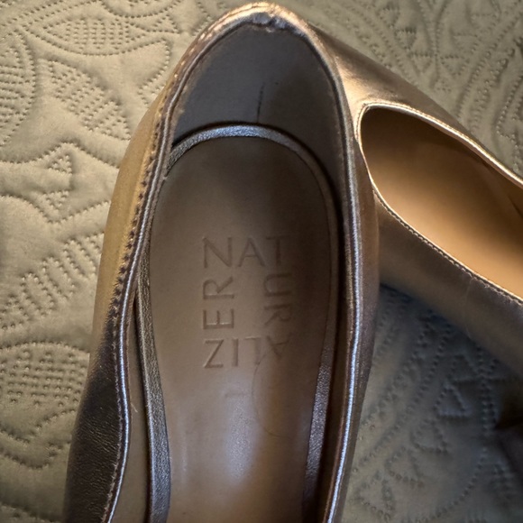 Naturalized Gold Pump - Size 8M - Picture 6 of 6